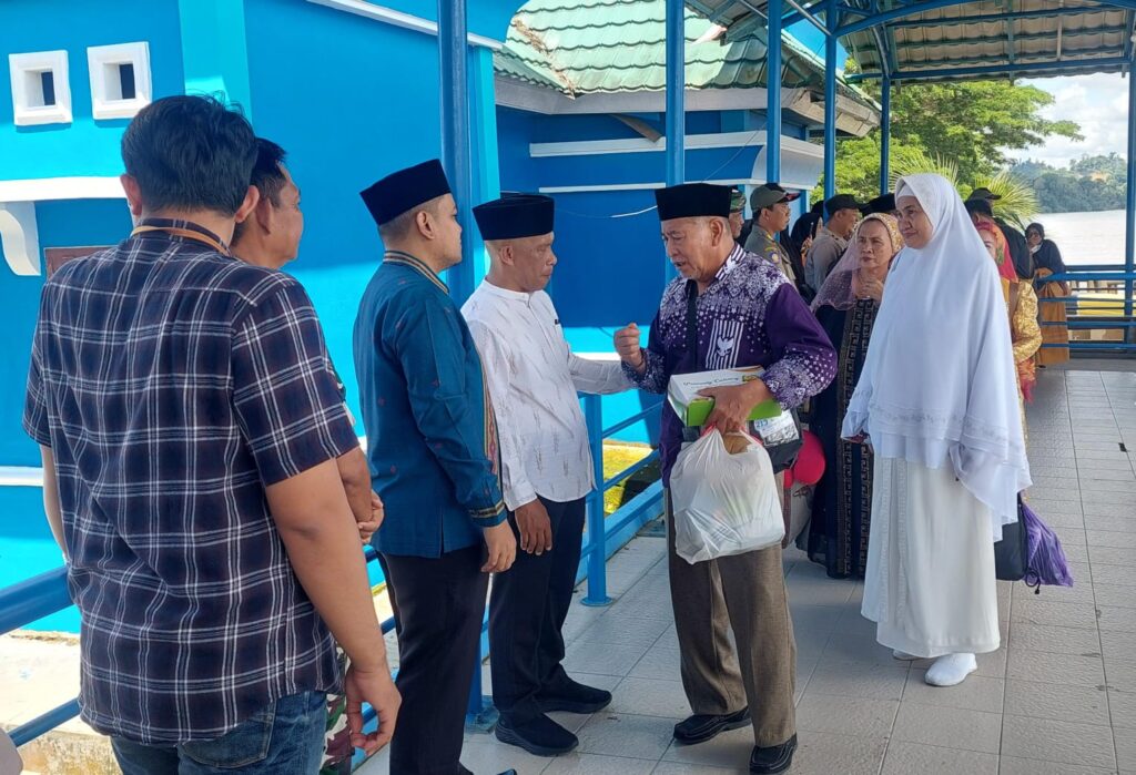 JAMAAH HAJI: Bupati Bulungan saat menjemput puluhan rombongan jamaah haji Bulungan di Dermaga Pelabuhan VIP Tanjung Selor, Jumat (5/7/2024)