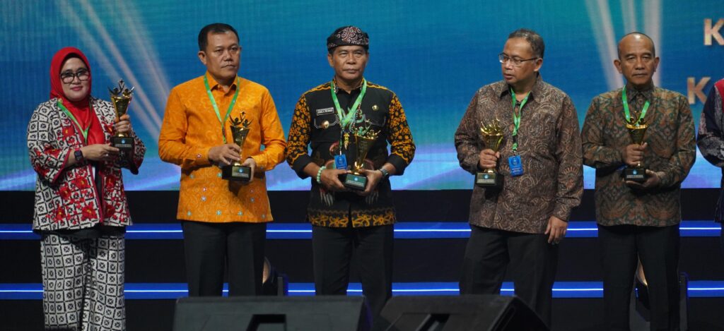 PENGHARGAAN : Gubernur Kaltara, DR (HC) H Zainal A Paliwang, M.Hum menerima penghargaan Anugerah Merdeka Belajar Kategiru Transformasi Pengelolaan Pendidikan Kelompok Pemda Transformatif yang digelar Kemendikbudristek RI, Jumat (5/7/2024).