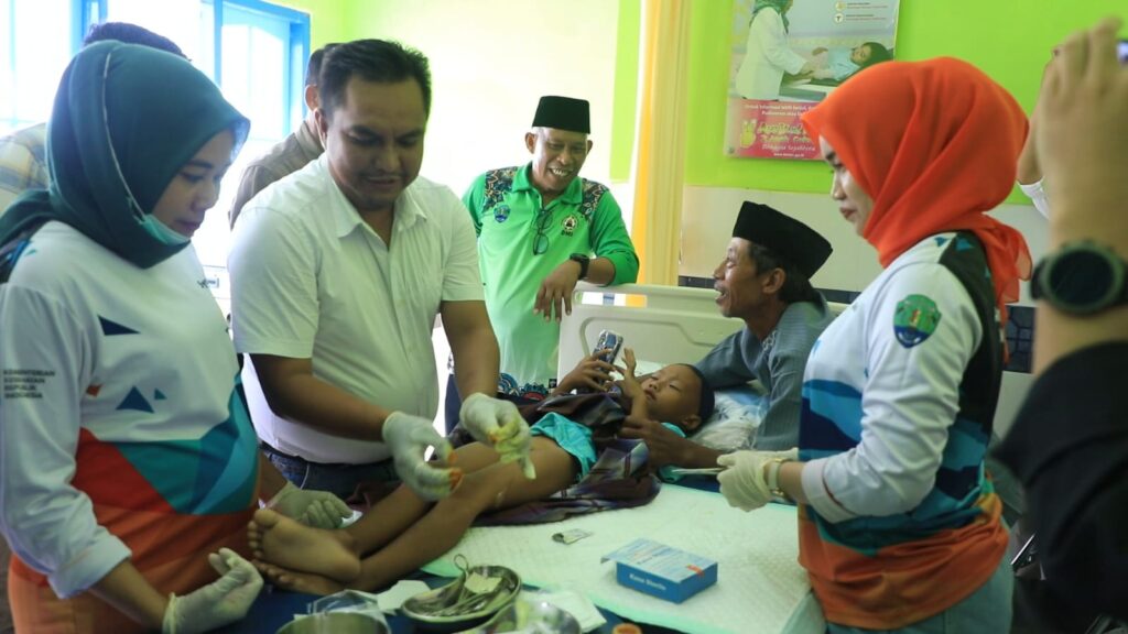 KHITANAN: Bupati Bulungan, Syarwani, S.Pd.M.Si saat melihat proses khitan/sunat salah satu anak di UPT Puskesmas Tanjung Palas Utara beberapa waktu lalu. (Tanjungnews.com)