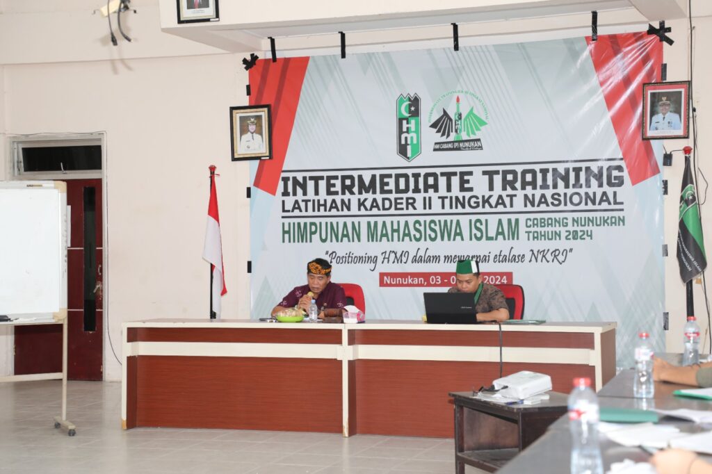 NARASUMBER : Gubernur Kaltara, DR (HC) H Zainal A Paliwang, M.Hum menjadi narasumber pada agenda Intermediate Training Tingkat Nasional oleh HMI Cabang (P) Nunukan di Gedung Aula BKPSDM Nunukan, Selasa (9/7/2024).
