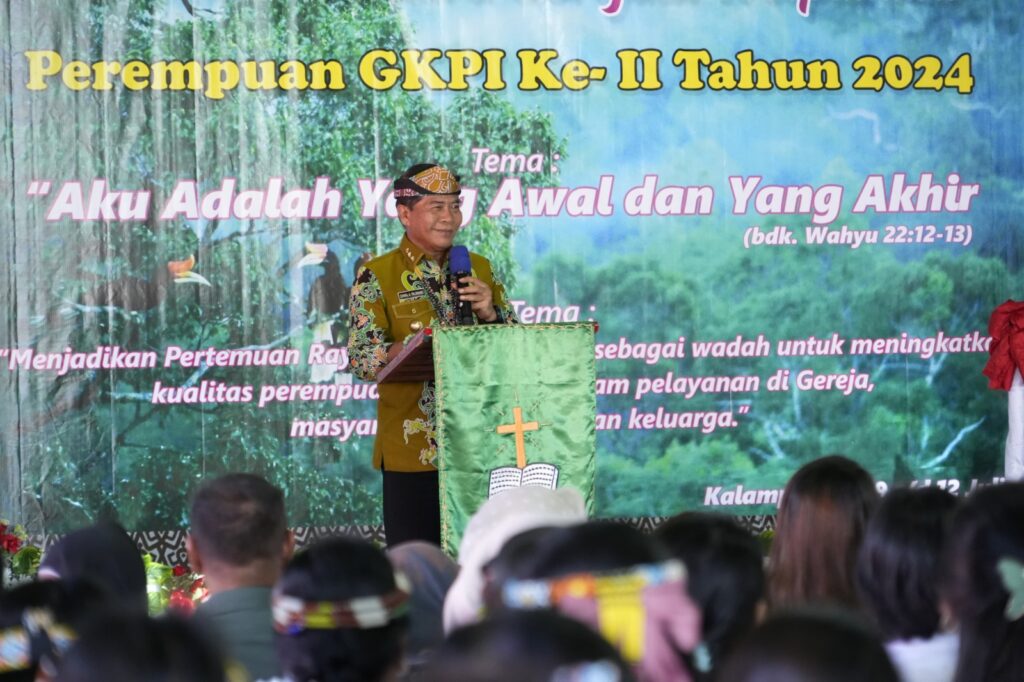 PEREMPUAN GEREJAWI : Gubernur Kalimantan Utara, Dr. (H.C) H. Zainal A. Paliwang, M.Hum, menghadiri kegiatan Pertemuan Raya Perempuan dan Pesparawi Perempuan Gereja Kristen Pemancar Injil (GKPI) Tahun 2024. Acara tersebut berlangsung di Gedung Gereja GKPI Ekkelesia, Rabu (10/7/2024).