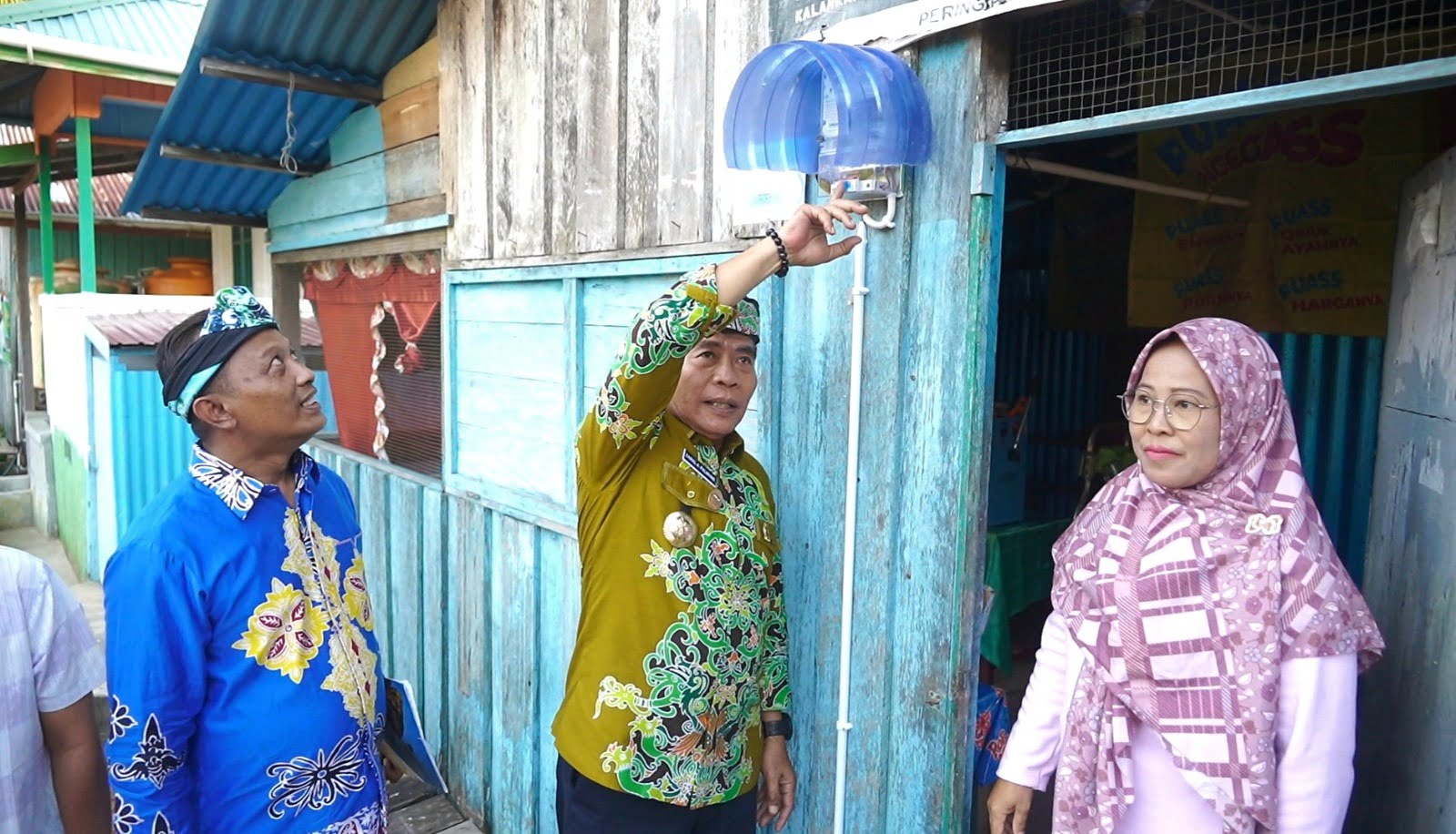 LISTRIK GRATIS : Gubernur Kaltara, DR (HC) H Zainal A Paliwang, M.Hum, mengunjungi masyarakat yang mendapat program listrik gratis.
