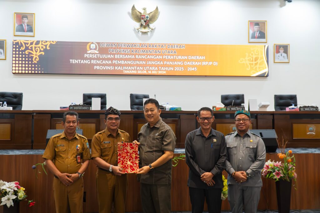 PERSETUJUAN BERSAMA : Sekprov Kaltara, Dr H Suriansyah, M.AP menghadiri Rapat Paripurna Persetujuan Bersama RPJPD Provinsi Kaltara 2025 - 2045, Selasa (16/7/2024).
