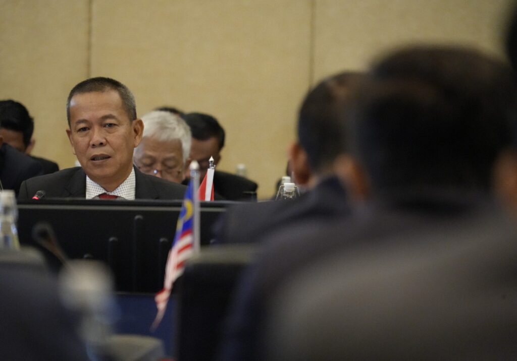 SOSEK MALINDO : Asisten Bidang Pemerintahan dan Kesra (Ketua Sosek Malindo Provinsi Kaltara), H. Datu Iqro Ramadhan, S.Sos, M.Si memimpin Pertemuan Tim Teknis Sidang ke 26 JKK/KK Sosek Malindo Tingkat Provinsi Kaltara/Peringkat Negeri Sabah di Balikpapan, Rabu (17/7/2024).