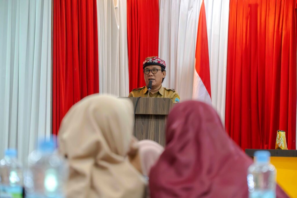 PEMBEKALAN : Plh Asisten bidang Perekonomian dan Pembangunan Setprov Kaltara, Burhanuddin, S.Sos, M.Si membuka Pelatihan Akses Pasar Global Angkatan I di Hotel Pangeran Khar, Senin (22/7).