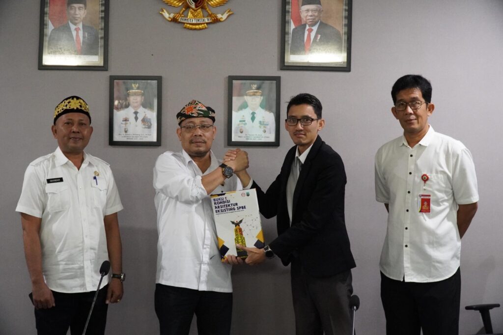 PENINGKATAN KUALITAS : Asisten Bidang Administrasi Umum Setprov Kaltara, Pollymart Sijabat, SKM, M.AP membuka Sosialisasi Arsitektur dan Peta Rencana Sistem Pemerintahan Berbasis Eletronik (SPBE) bertempat di Ruang Rapat Benuanta, Rabu (24/7/24).