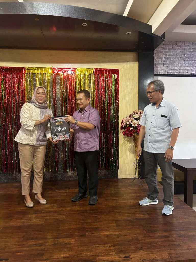 PEMASARAN PRODUK : Kepala Disperindagkop-UKM Kaltara, Hasriyani, S.H., M.M secara resmi membuka kegiatan Fasilitasi Dukungan Teknis Peningkatan Ekspor Produk Perikanan oleh Kementerian Perdagangan RI di Provinsi Kalimantan Utara, di Hotel Neo Fortuna, Kamis (25/7/24).