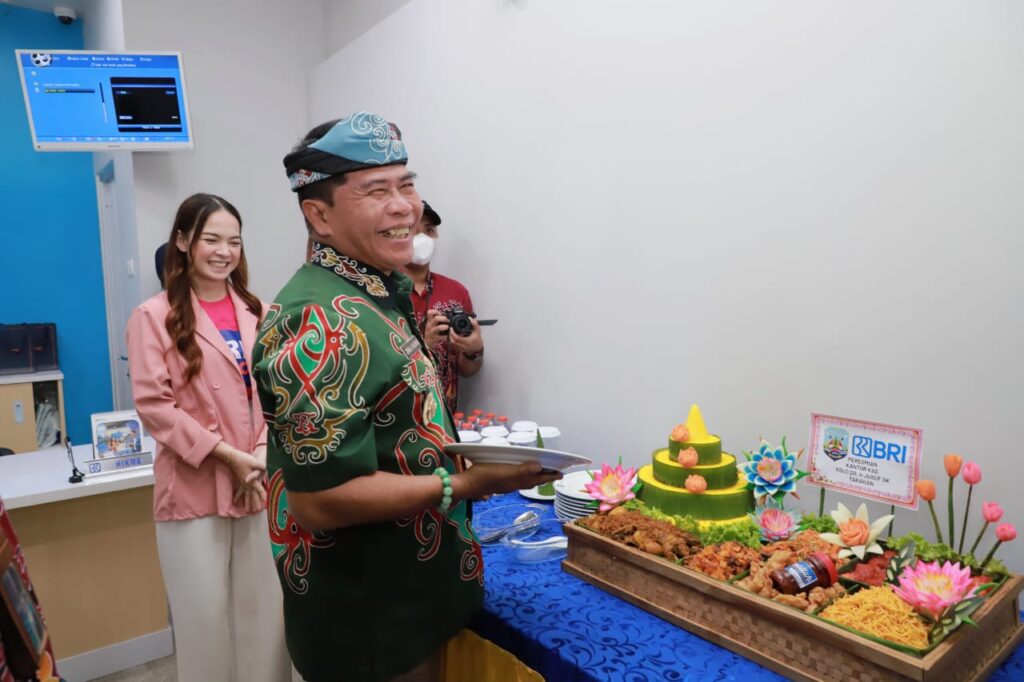 KANTOR KAS BRI : Gubernur Dr. (H.C). Zainal Arifin Paliwang, M.Hum meresmikan Kantor Kas Bank Rakyat Indonesia (BRI) RSUD dr. H. Jusuf SK, Sabtu (27/7/24).