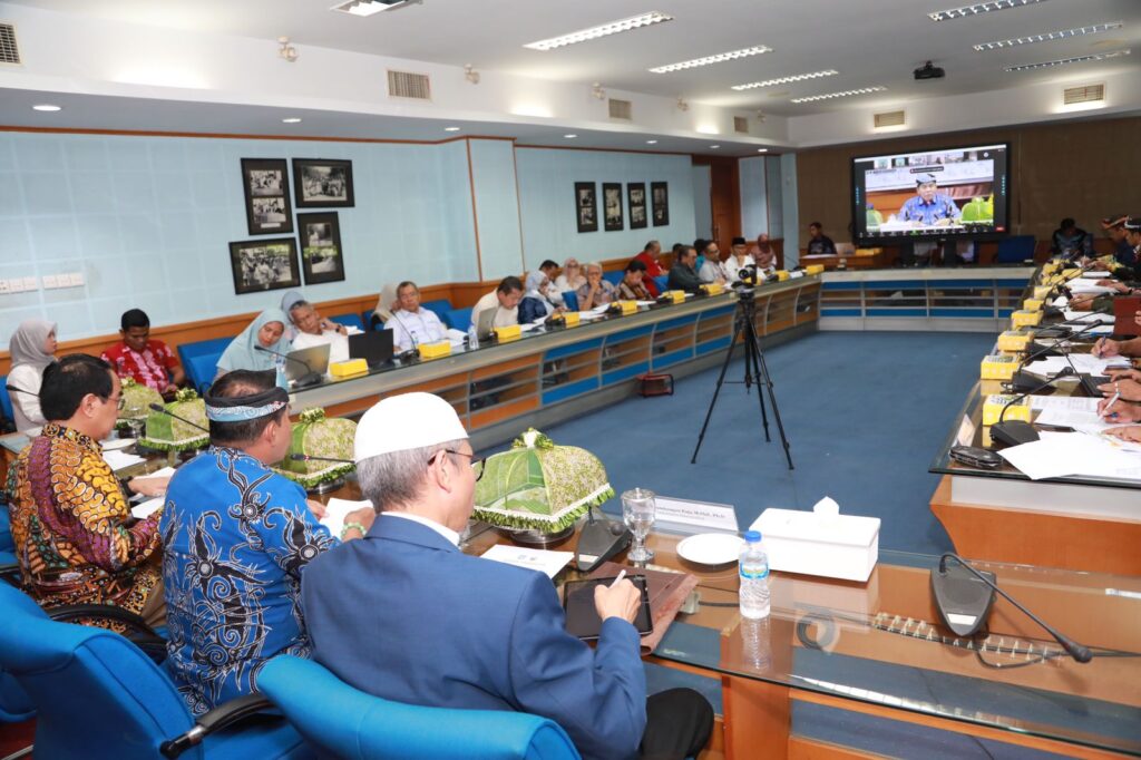 PENYUSUNAN DOKUMEN : Gubernur Kaltara, DR (HC) H Zainal A Paliwang, M.Hum mengikuti rapat awal penyusunan dokumen FS Pembangunan Industri Minyak Goreng Kelapa Sawit.