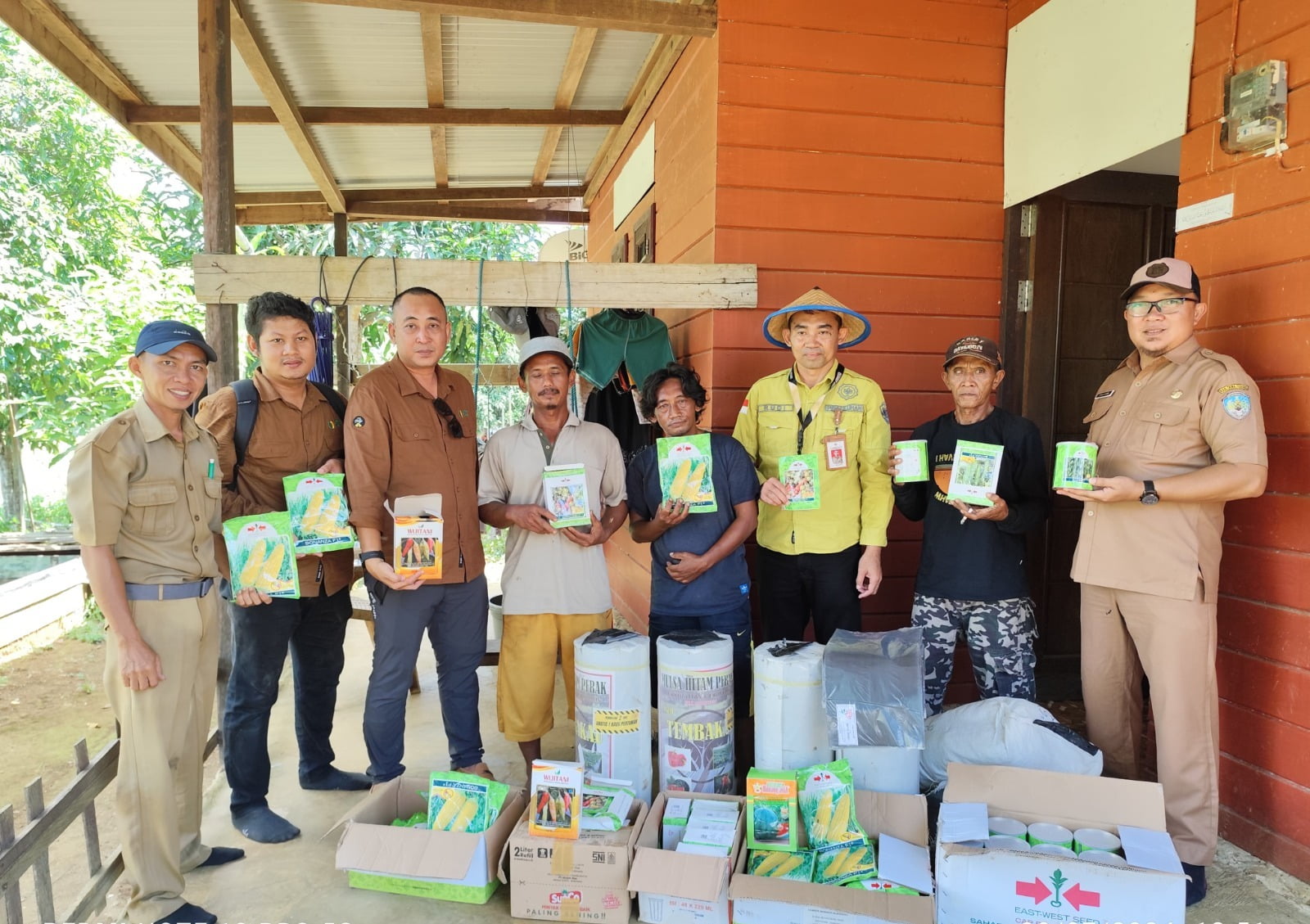 PERTANIAN KELUARGA : DPKP Kaltara menyerahkan bantuan kepada Ketua Kelompok Tani (Poktan) Suka Maju Desa Tideng Pale, Kecamatan Sesayap beserta pengurus kelompok tani, Selasa (30/7/24).