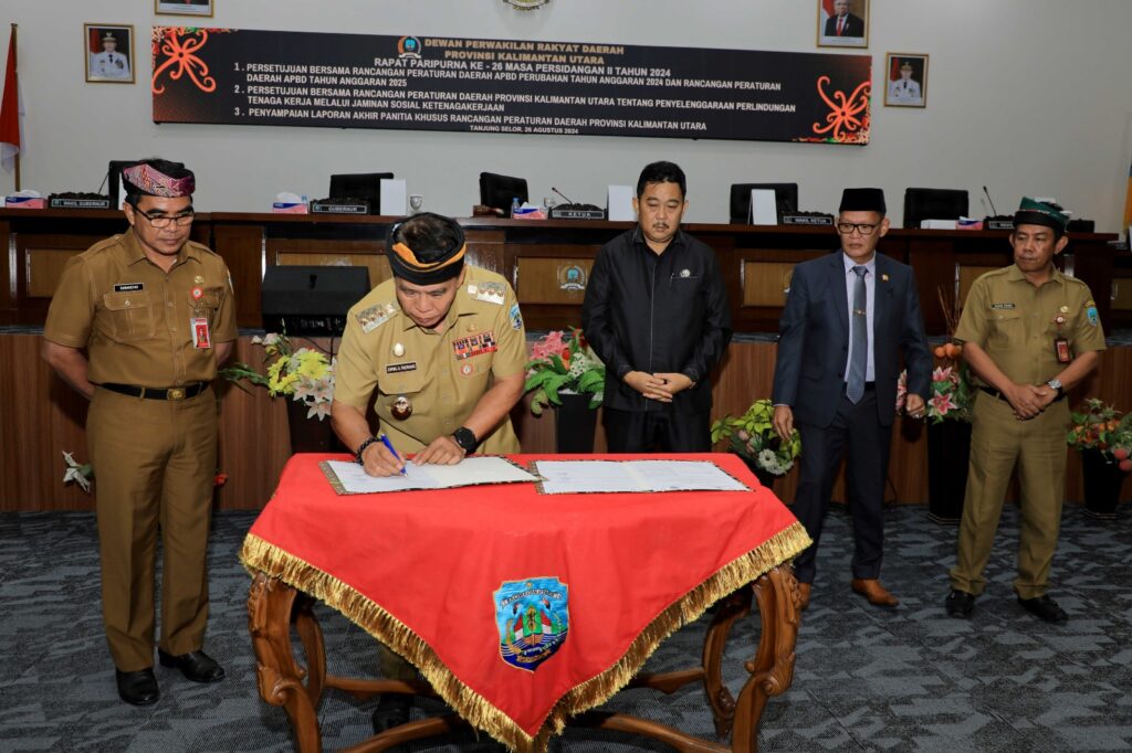 KESEPAKATAN : Gubernur Kaltara, Dr. H. Zainal A. Paliwang, SH, M.Hum mengikuti Rapat Paripurna ke-26 DPRD Provinsi Kalimantan Utara dalam Masa Persidangan II Tahun 2024, Senin (26/8/2024).