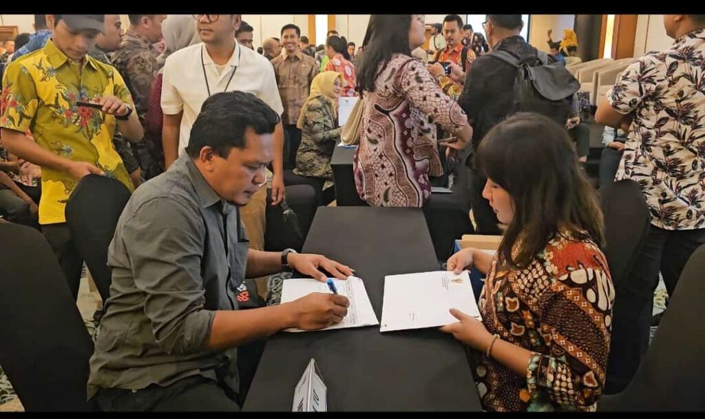 TERIMA SK: Kepala Bidang Perencanaan dan Pengembangan Pegawai pada Badan Kepegawaian Daerah Provinsi Kalimantan Utara, Yusuf Suardi saat menerima Surat Keputusan Menteri Pendayagunaan Aparatur Negara dan Reformasi Birokrasi (Menpan RB) tentang kebutuhan PNS Tahun 2024, di Hotel Grand Sahid Jaya, Jakarta