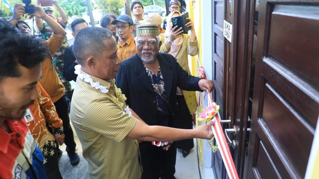 DIRESMIKAN: Bupati Bulungan bersama Kepala Desa Bunyu Selatan saat meresmikan secara simbolis banguna kantor desa.