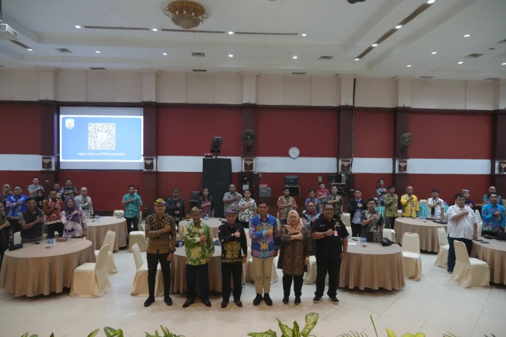 PEMBEKALAN : Staf Ahli Bidang Hukum, Kesatuan Bangsa dan Pemerintahan, Robby Yuridi Hatman, S.Sos, MT memberikan arahan dalam kegiatan pembinaaan dan pengembangan PPID se-Kaltara di Tarakan, Kamis (8/8/24).