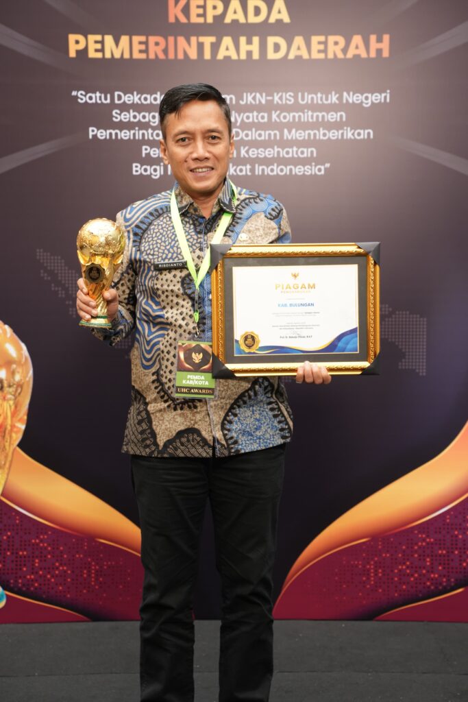 TERIMA PENGHARGAAN: Sekretaris Daerah Kabupaten Bulungan Risdianto, S.Pi.M.Si mewakili Bupati Bulungan menerima secara langsung penghargaan UHC kategori utama dari BPJS kesehatan.