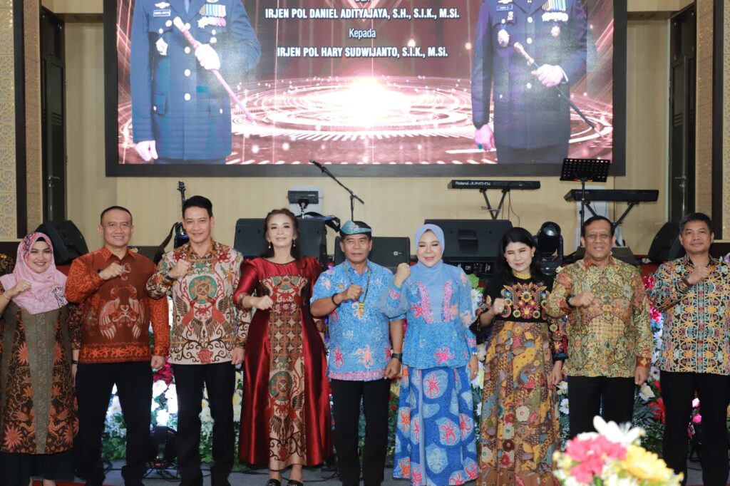 PISAH SAMBUT : Gubernur Kaltara, DR (HC) H Zainal A Paliwang, M.Hum menghadiri pisah sambut Kapolda Kaltara dari Irjen Pol Daniel Adityajaya, SH., S.I.K., M.Si, kepada Irjen Pol Hary Sudwijanto, S.I.K., M.Si. di Mapolda Kaltara, Jumat (9/8).