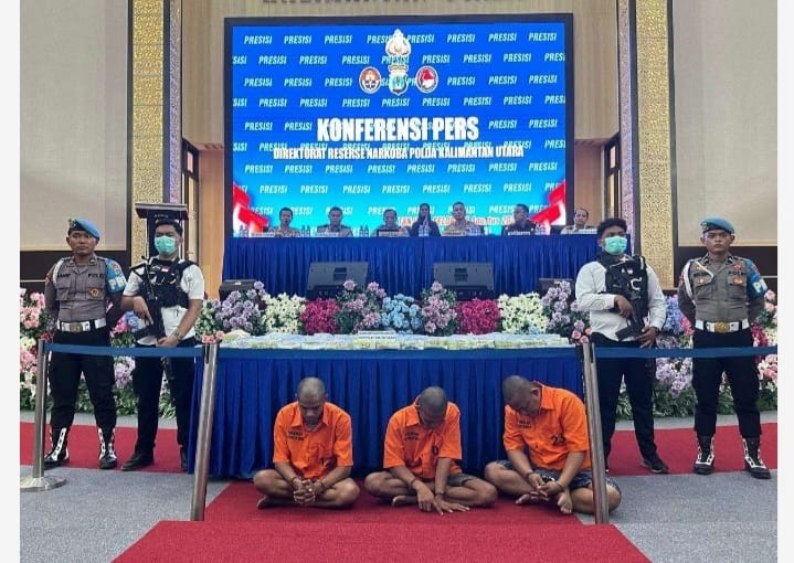 PRESS RILIS: Polda Kaltara saat menggelar konferensi pers penangkapan tersangka kasus penyelundupan narkoba jenis sabu dari Bulungan yang hendak dikirim ke Samarinda Kalimantan Timur dan juga Parepare Sulawesi Selatan, Senin (12/8/2024). foto (istimewa)
