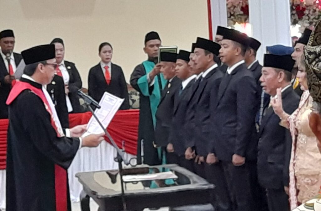 DILANTIK: Sebanyak 25 anggota DPRD Bulungan hasil Pemilu 2024 dilantik secara resmi bertempat di Ruang Sidang Datu Adil Kantor DPRD Bulungan, Senin (12/08/2024).