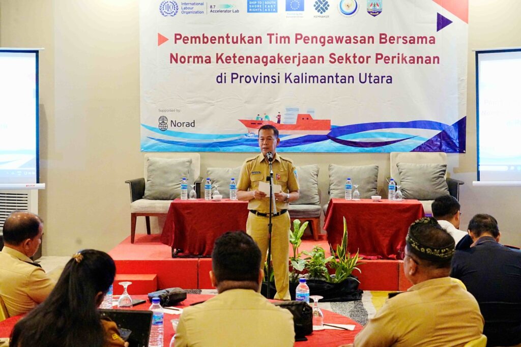 PENGAWASAN BERSAMA : Asisten Bidang Pemerintahan dan Kesejahteraan Rakyat (Kesra), H. Datu Iqro Ramadhan, S.Sos., M.Si, secara resmi membuka kegiatan Pembentukan Tim Pengawasan Bersama Norma Ketenagakerjaan Sektor Perikanan, Selasa, (13/8).