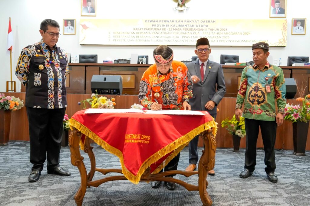 KESEPAKATAN BERSAMA : Gubenur dan Wakil Gubernur Kaltara, DR (HC) H Zainal A Paliwang, M.Hum - Dr Yansen TP, M.Si mengikuti Rapat Paripurna di Kantor DPRD Kaltara, Kamis (15/8/24).