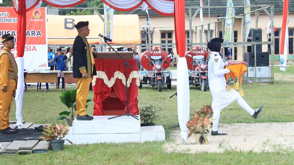 PIMPIN UPACARA: Bupati Bulungan saat menyerahkan bendera pusaka pada upacara HUT RI ke 79 di Lapangan Desa Salimbatu, Sabtu (17/8/2024)