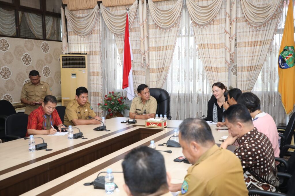 BELAJAR: Perwakilan Bank Dunia, Ahli Pembangunan Sosial, Hannah Duncan berserta tim saat berkunjung ke Bumi Tenguyun untuk belajar tentang program TAKE Bulungan Hijau, disambut oleh Sekretaris Daerah (Sekda) Kabupaten Bulungan, Risdianto, S.Pi.,M.Si di Ruang Rapat Bupati, Senin (19/08/24).