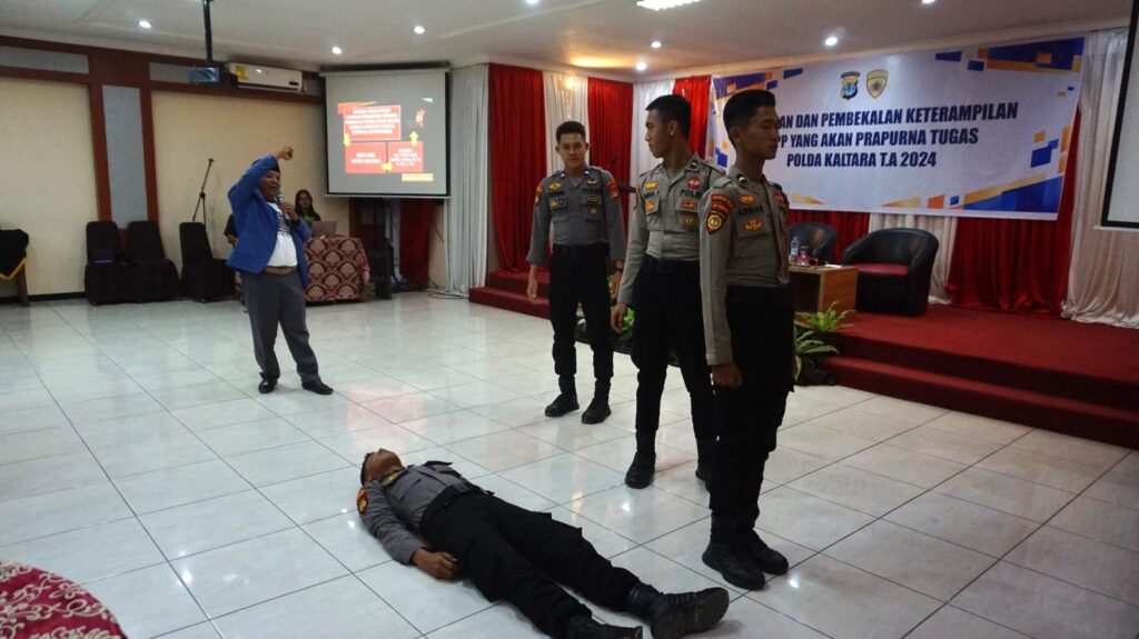 PELATIHAN: Trainer hipnotis dan hypnotherapy dari Indonesian Board Of Hypnotheraphy (IBH) H.Nur Ali. S.Ag.IBH. CHt. CI. M. NLP saat melakukan pelatihan Ilmu Quantum Magnetism di Polda Kaltara, Kamis (15/8/2024).