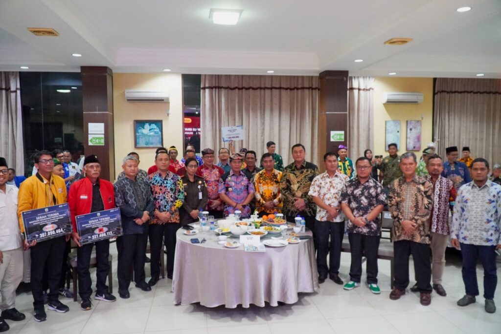 ABADIKAN MOMEN : Gubernur Kaltara, Dr. H. Zainal A. Paliwang, SH, M.Hum mengabadikan momen usai memberikan secara simbolis bantuan keuangan kepada parpol, lembaga pemerintah, penyelenggara pemilu dan ormas di Provinsi Kalimantan Utara, Rabu (21/8).