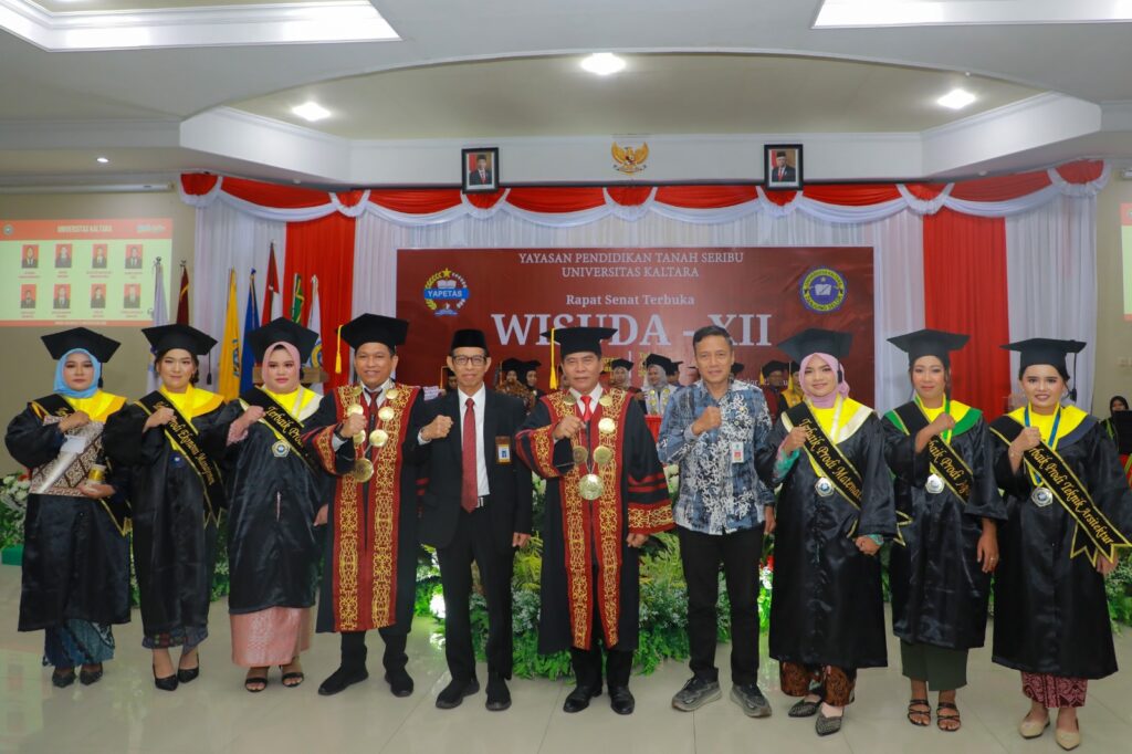 KELULUSAN : Gubernur Kaltara, Dr H Zainal A Paliwang, SH, M.Hum menghadiri Rapat Senat Terbuka Wisuda ke XII Program Sarjana Universitas Kaltara (Unikaltar), Kamis (22/8).