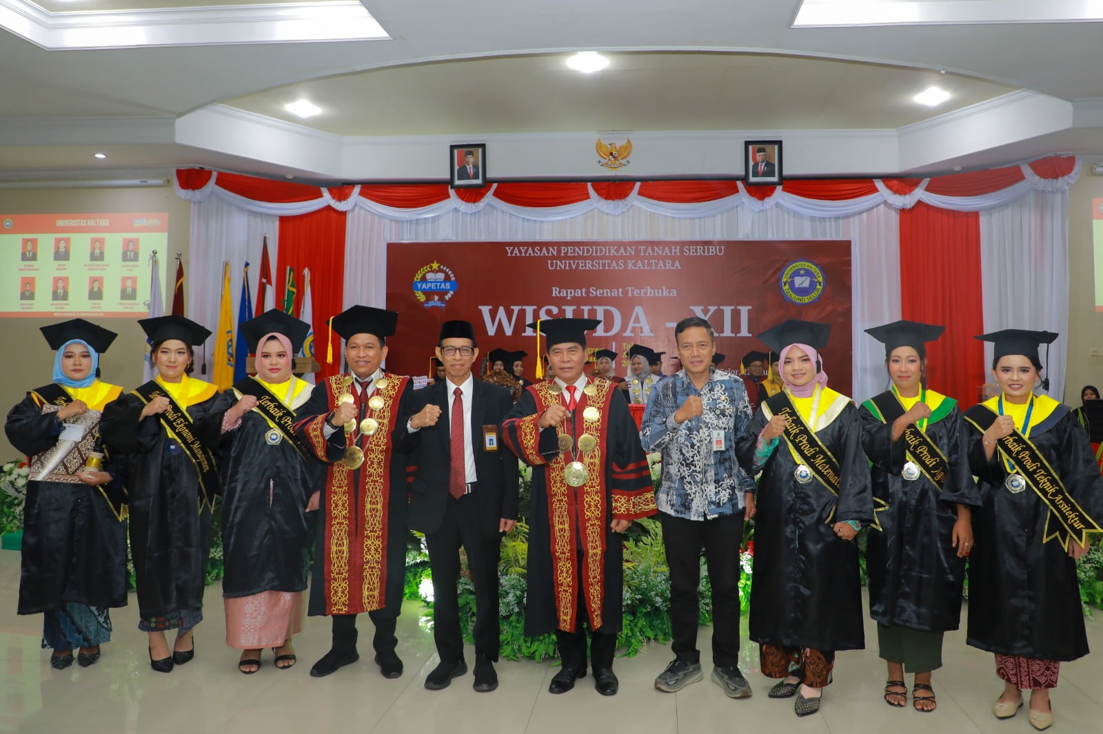 KELULUSAN : Gubernur Kaltara, Dr H Zainal A Paliwang, SH, M.Hum menghadiri Rapat Senat Terbuka Wisuda ke XII Program Sarjana Universitas Kaltara (Unikaltar), Kamis (22/8).