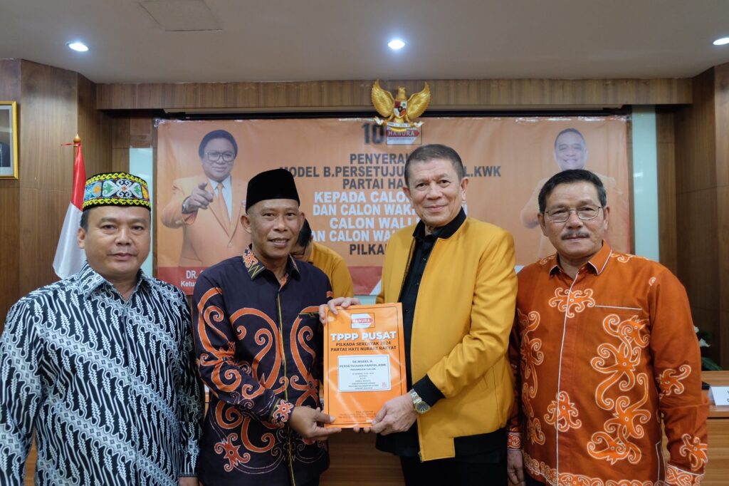 DUKUNGAN:Pasangan calon Bupati dan Wakil Bupati Bulungan, Syarwani - Kilat menerima dukungan model B1KWK atau SK Model Persetujuan Parpol KWK Partai Hati Nurani Rakyat (Hanura) di Kantor Dewan Pimpinan Pusat (DPP) Hanura, Jakarta, Kamis (22/8/24)