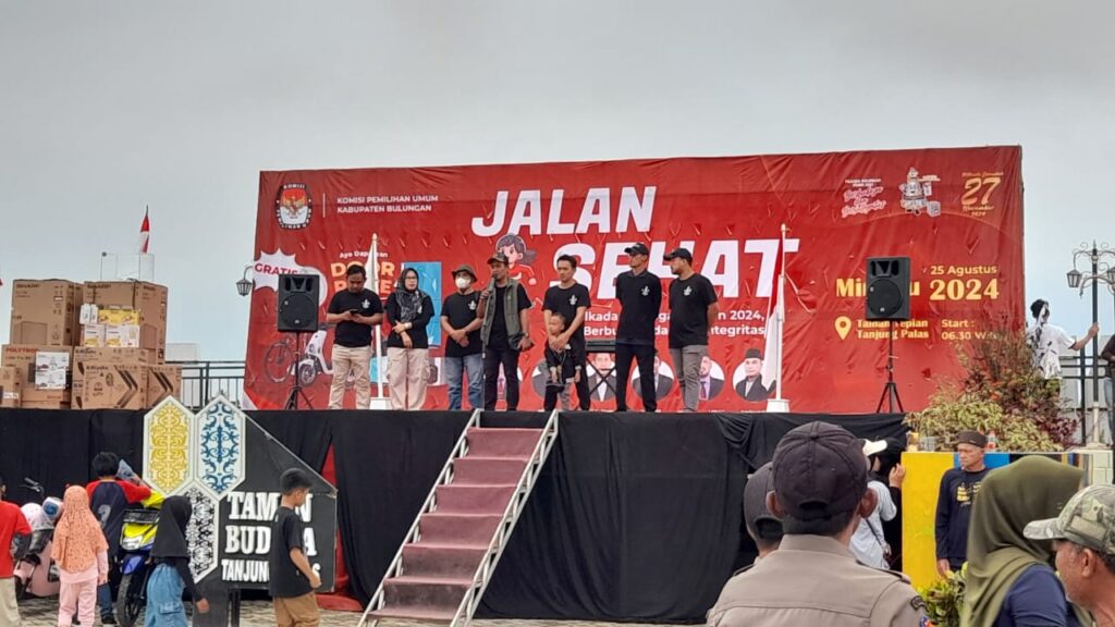 JALAN SEHAT: Gelaran jalan sehat KPU Bulungan berlangsung meriah diikuti ribuan peserta, bertempat di Taman Budaya Tepian Tanjung Palas, Minggu (26/8/2024).