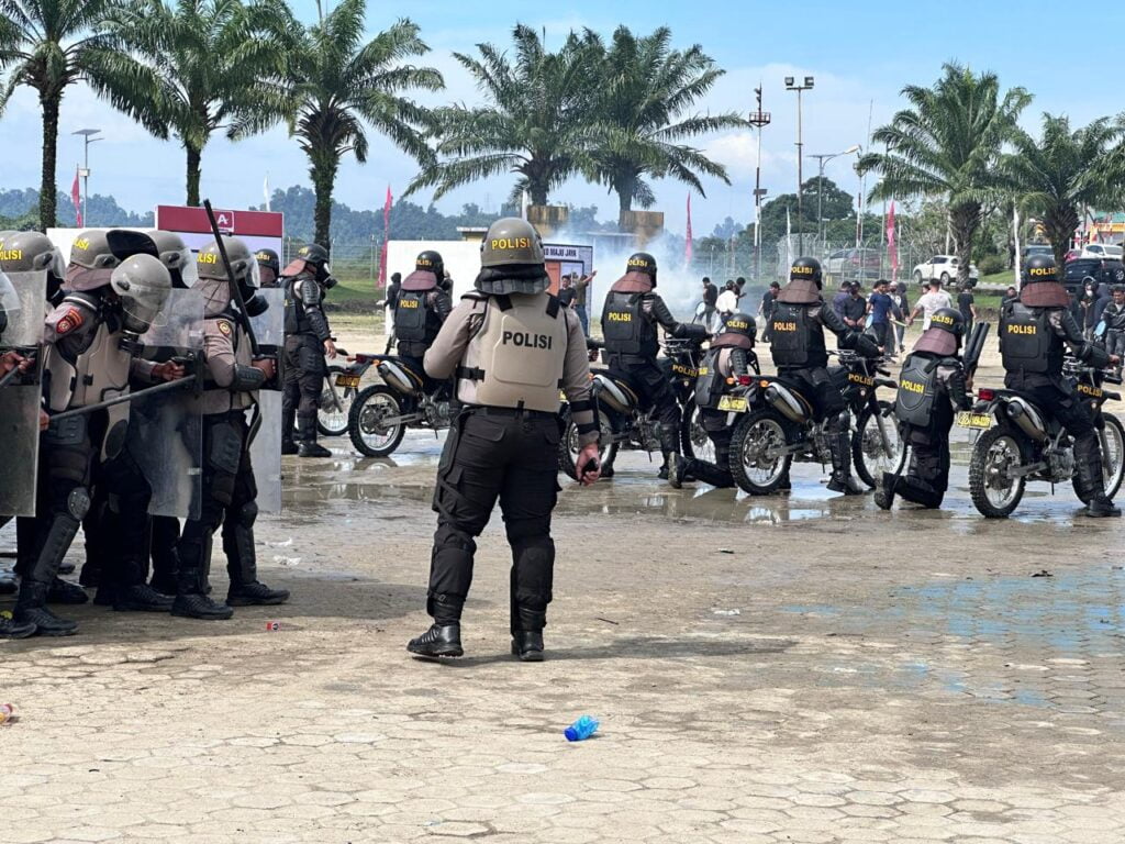 SISPAMKOTA: Mengantisipasi terjadinya hal terburuk saat pelaksanaan Pemilihan Kepala Daerah (Pilkada) Polda Kaltara gelar simulasi sistem pengamanan kota dengan melibatkan 2.035 personel bertempat di Lapangan Agathis Tanjung Selor, Senin (26/8/2024).