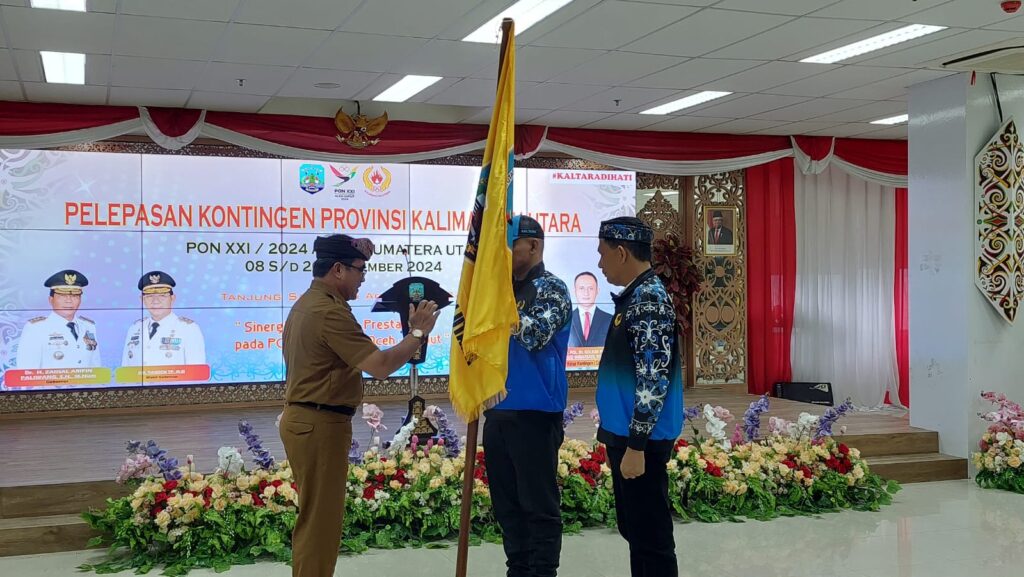 PELEPASAN KONTINGEN: Sekretaris Provinsi (Sekprov) Kaltara Suriansyah dan Ketua KONI Kaltara Muhammad Nasir saat melepas kontingen Provinsi Kaltara, Senin (26/8/2024).
