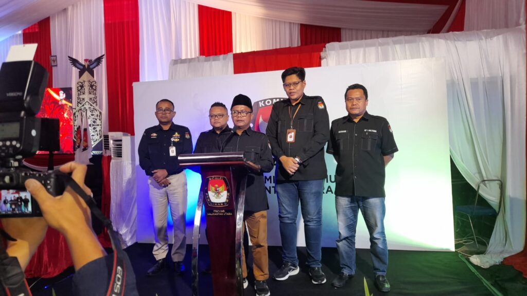 KONFERENSI PERS: Ketua KPU Kaltara, Hariadi Hamid didampingi para komisioner meyampaikan hari pertama pendaftaran Paslon Gubernur dan Wakil Gubernur Kaltara masih belum ada pendaftar.