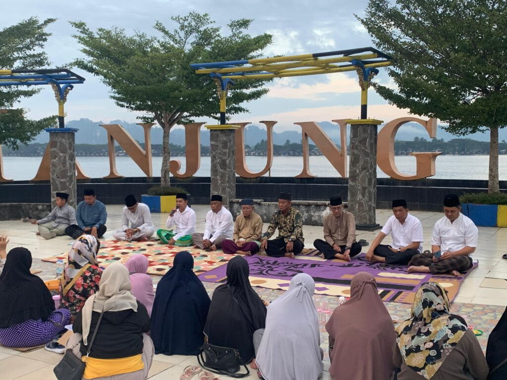 PANJATKAN DOA: Bupati Bulungan saat mengikuti proses doa bersama tolak bala sapu arba di akhir bulan Safar memohon doa keselamatan untuk Kabupaten Bulungan dan Provinsi Kaltara, di Tugu Tanjung Selor, Selasa (4/9/2024).