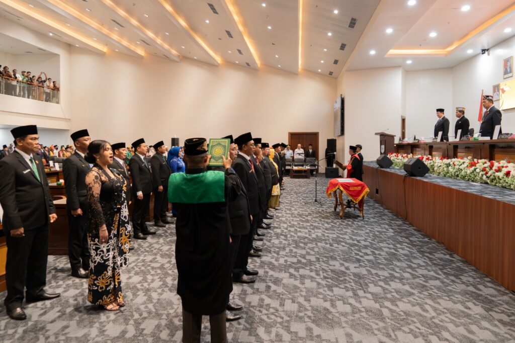 PELANTIKAN : Gubernur Kaltara, Dr H Zainal A Paliwang, SH, M.Hum menghadiri pelantikan Anggota DPRD Provinsi Kaltara, Rabu (4/9).