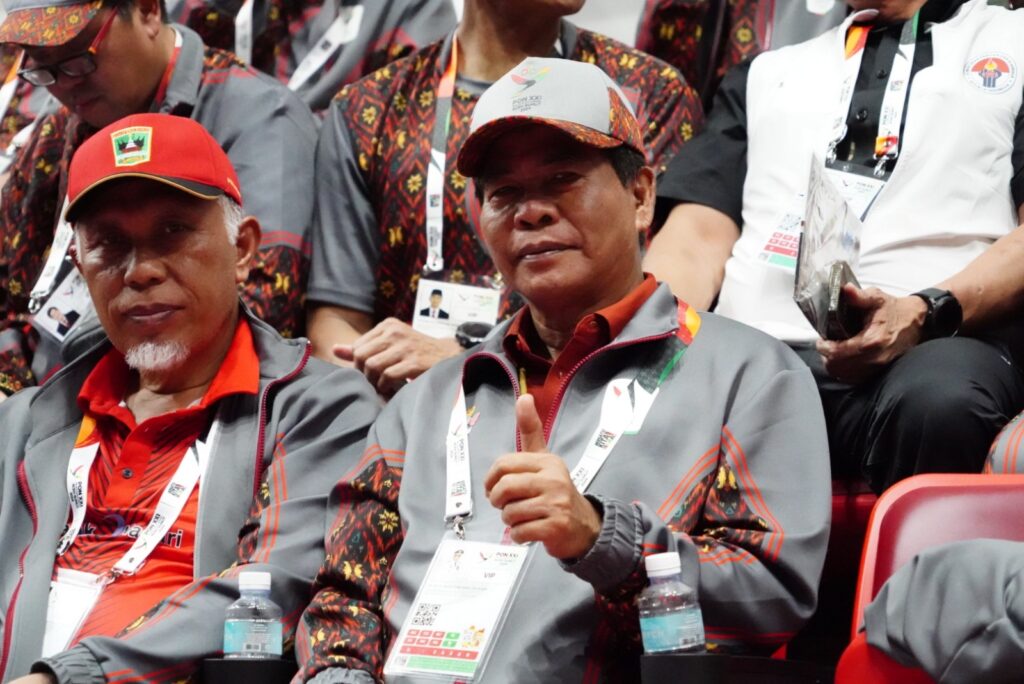 BERI SEMANGAT : Gubernur Kalimantan Utara (Kaltara), Drs. H. Zainal A Paliwang, S.H., M.Hum., menghadiri Opening Ceremonial Pekan Olahraga Nasional (PON) XXI Aceh - Sumatera Utara 2024,Senin (9/9).