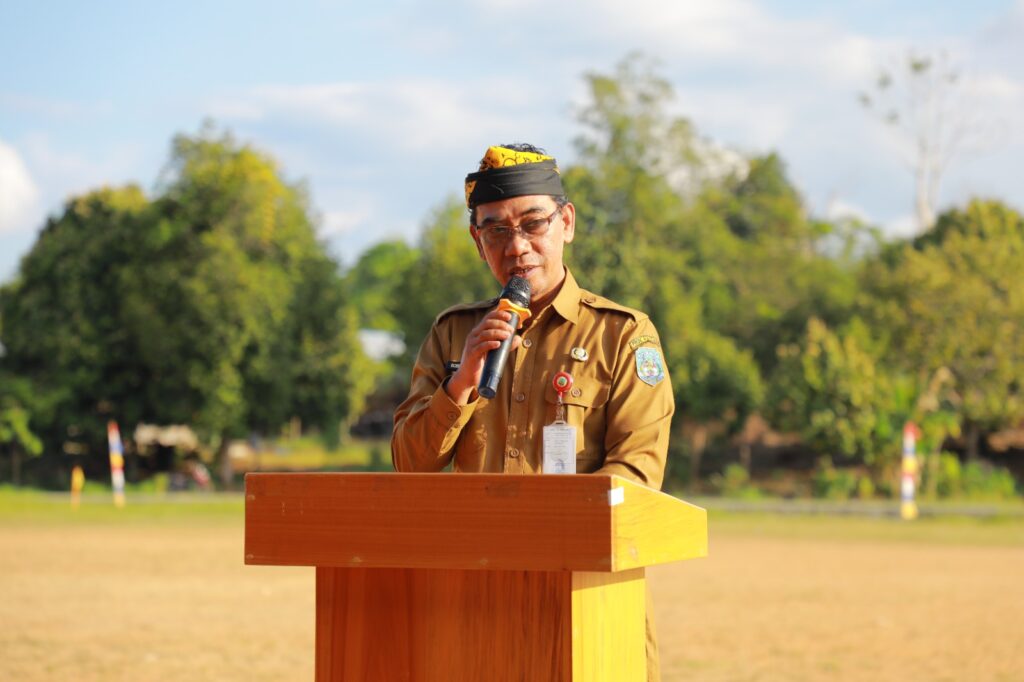 DIRGAHAYU : Staf Ahli bidang Hukum, Kesatuan Bangsa dan Pemerintahan Sekretariat Daerah (Setda) Kaltara, Robby Yuridi Hatman, S.Sos, MT., menghadiri Perayaan Hari Ulang Tahun ke 17 Desa Tengkapak, digelar di lapangan bola Desa Tengkapak, Senin (9/9).