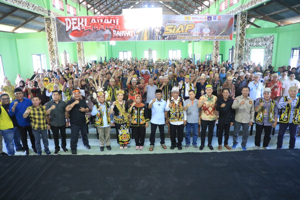 DEKLARASI: Ribuan masa hadiri Deklarasi Rakyat pasangan Syarwani-Kilat bertempat di Balai Adat Ilun I’ut Teluk Selimau, Rabu (11/9/2024).
