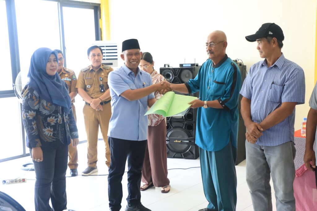 BAGIKAN SERTIFIKAT: Bupati Bulungan bersama kepala BPN, lurah dan Camat Tanjung Selor menyerahkan secara simbolis 280 sertifikat tanah pada masyarakat dan ketua RT se-Kabupaten Bulungan.