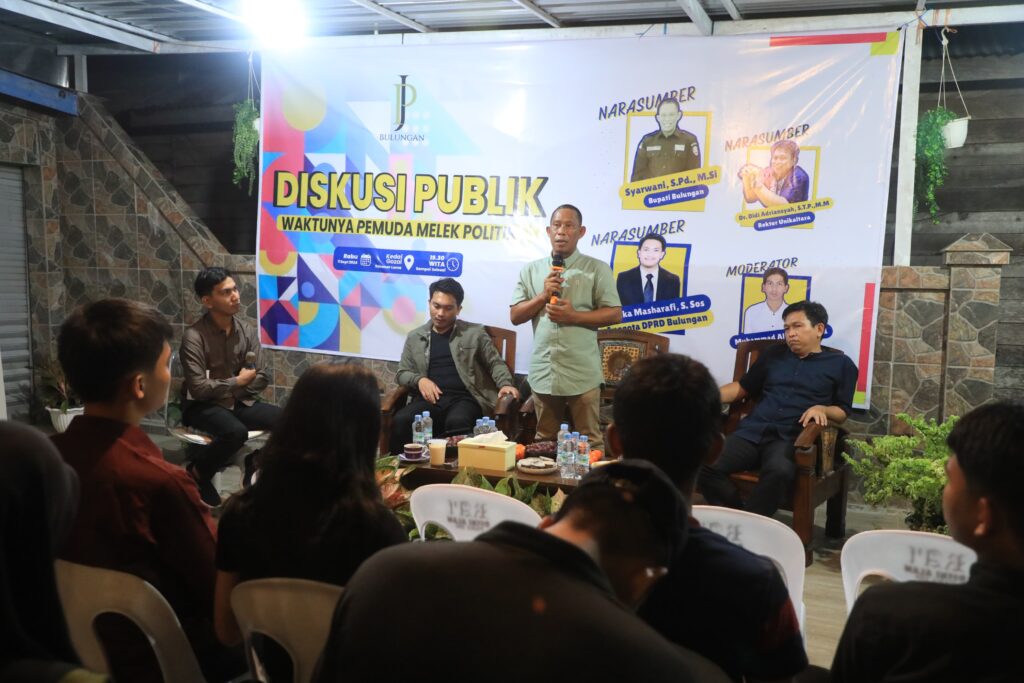 DISKUSI PUBLIK: Bupati Bulungan, Syarwani, S.Pd.M.Si saat menjadi narasumber di kegiatan diskusi publik pemuda melek politik bertempat di Kedai Gazal, Sabanar Lama, Rabu (12/9/2024).