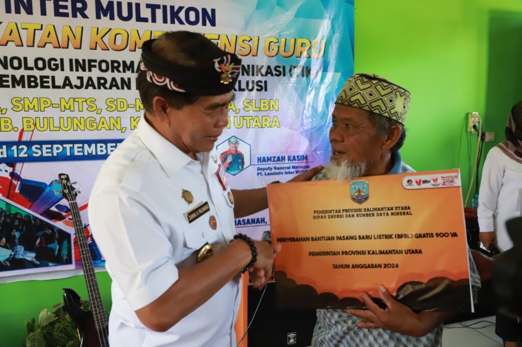 LISTRIK GRATIS : Gubernur Kaltara, Dr. H. Zainal A. Paliwang, SH, M.Hum menyerahkan bantuan listrik gratis melalui Program BPBL, Rabu (11/9/2024).
