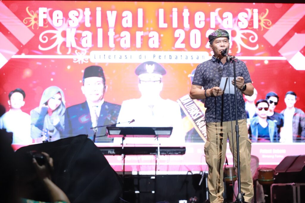 RESMI DITUTUP: Gubernur Kaltara, Zainal A. Paliwang, secara resmi menutup Festival Literasi Kaltara 2024 dalam acara puncak yang berlangsung di Lapangan Aztrada 88, Sei Taiwan, Sebatik, Selasa (17/9/2024).
