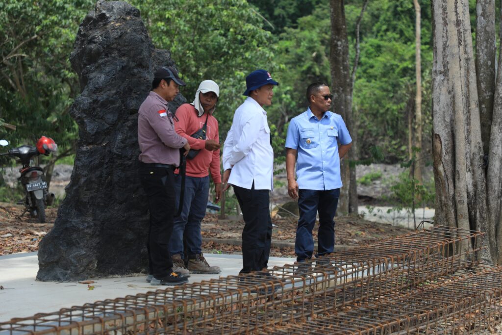 TINJAU LAPANGAN: Bupati Bulungan, Syarwani, S.Pd.M.Si didampingi Sekda Bulungan Risdianto, S.Pi.M.Si serta kepala perangkat daerah saat meninjau langsung proses pembangunan panggung yang nantinya berlatar belakang danau buatan di kawasan Kebun Raya Bundayati.