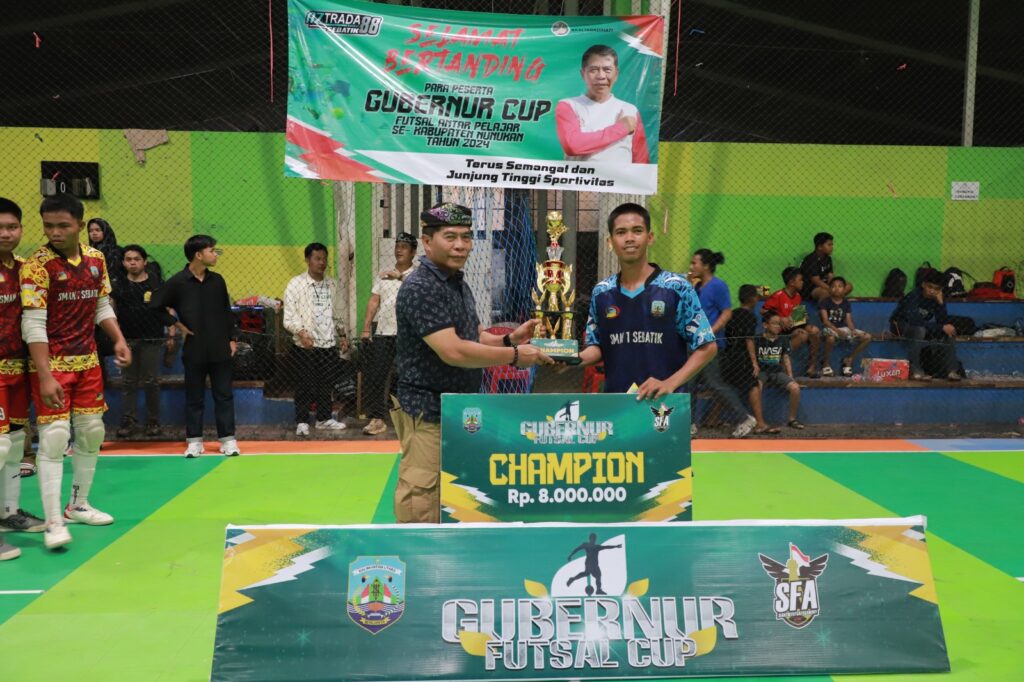TURNAMEN FUTSAL: Gubernur Kaltara, Zainal A. Paliwang, SH, M.Hum, saat menutup Turnamen Futsal Antar Pelajar se-Kabupaten Nunukan di Lapangan Futsal Aztrada 88, Sebatik, Nunukan, Senin (16/9) lalu. Turnamen ini memperebutkan Piala Gubernur 2024.