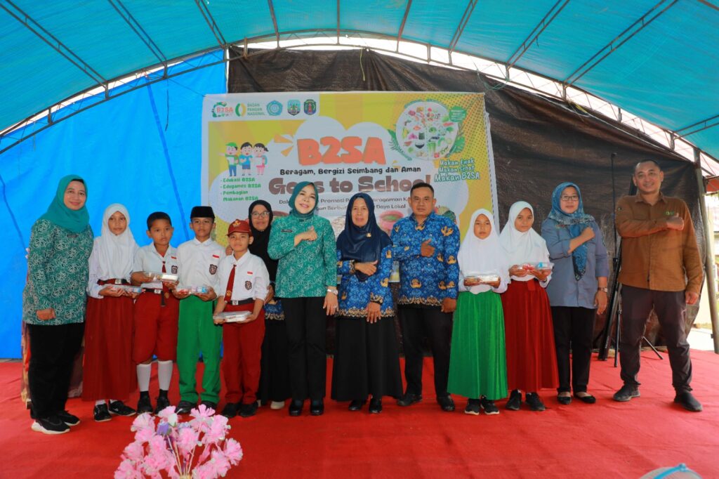 SOSIALISASI: Ketua TP-PKK Kaltara, Hj. Rahmawati Zainal, S.H., saat hadir dalam acara sosialisasi Beragam, Bergizi, Seimbang, dan Aman (B2SA) Goes to School di SDN 004, Kecamatan Sebatik Tengah, Kabupaten Nunukan, Selasa (17/9).