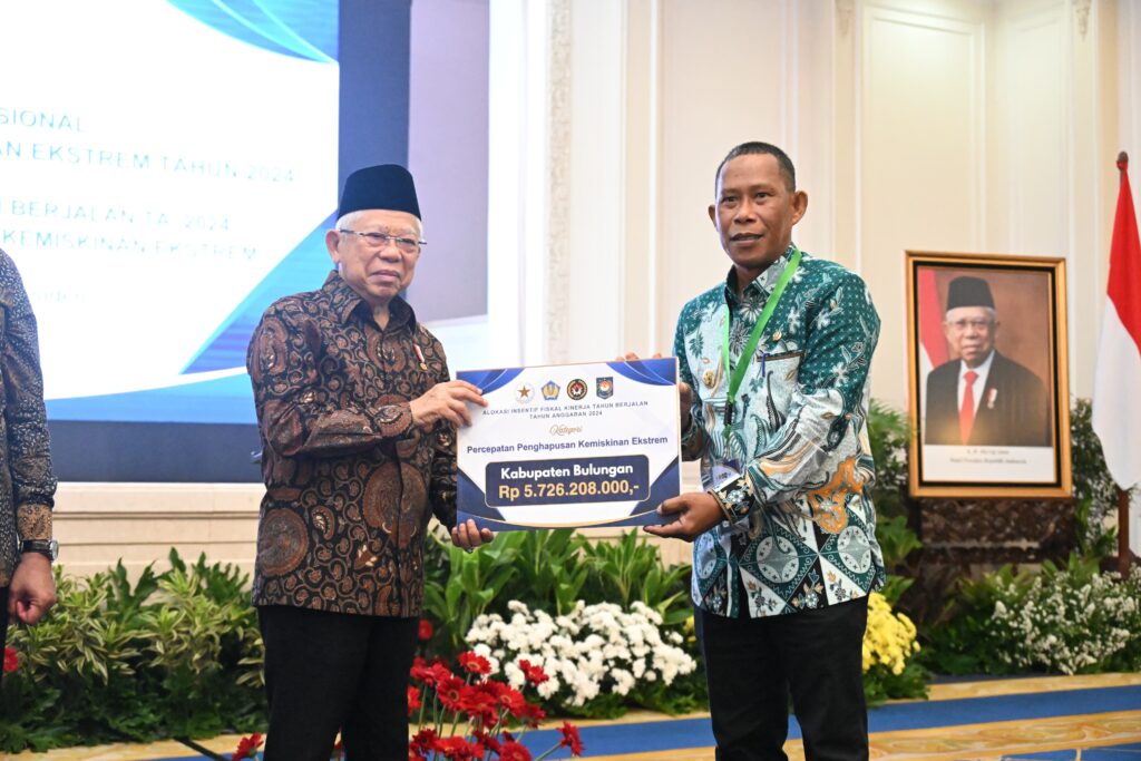 TERIMA PENGHARGAAN: Bupati Bulungan, Syarwani, S.Pd.M.Si menerima penghargaan Dana Insentif Daerah (DID) dari Pemerintah Pusat diserahkan oleh Wakil Presiden Prof. Dr. K.H Ma'ruf Amin, di Istana Wakil Presiden RI Jakarta pada Rabu (18/9/2024) pagi.