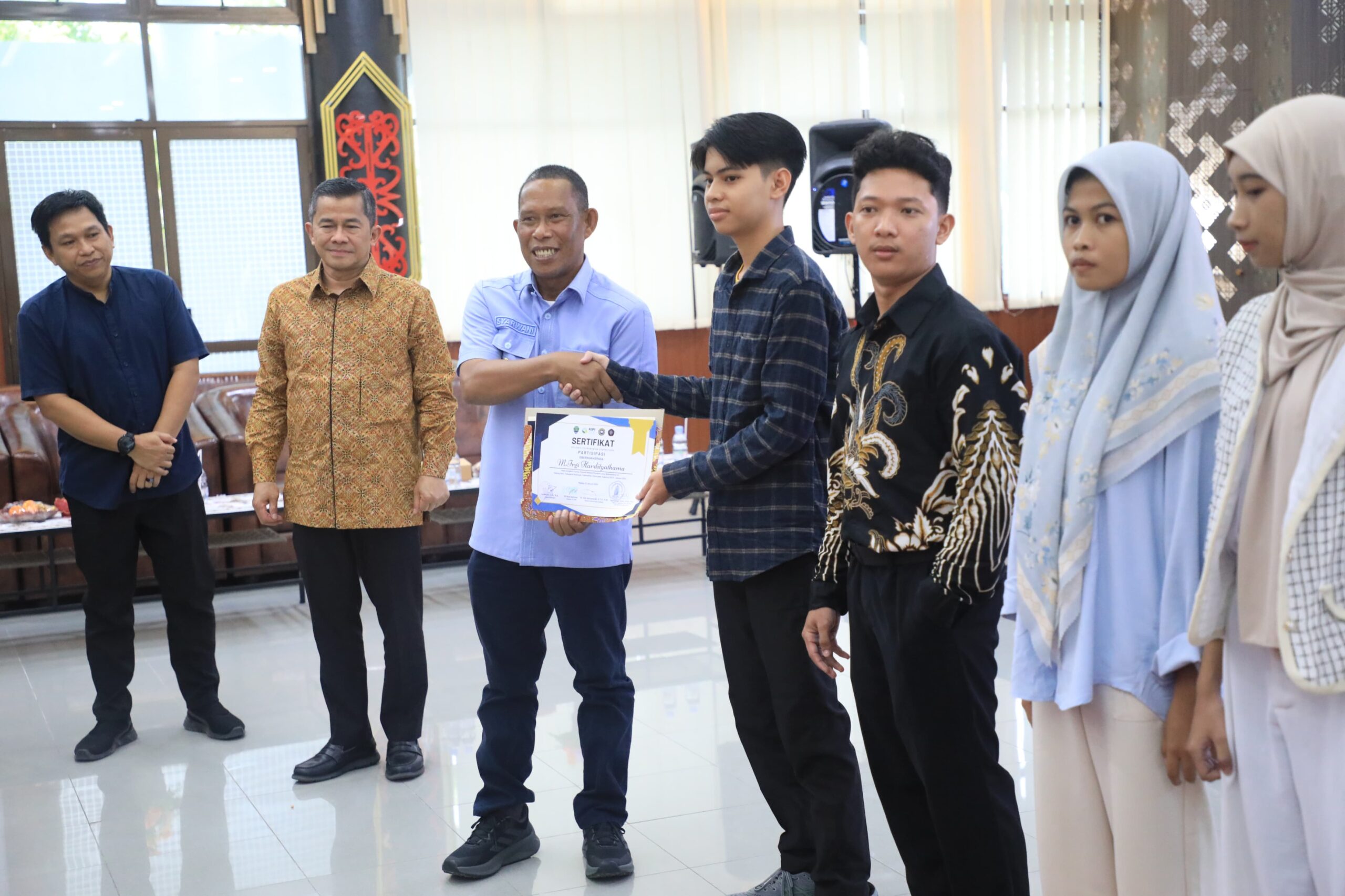 Bupati Bulungan Syarwani, S.Pd.M.Si menyerahkan secara simbolis sertifikat kelulusan setelah mengikuti program kursus bahasa mandarin selama 2 semester, kolaborasi antara Pemda Bulungan, PT KIPI dan Universitas Kalimantan Utara.