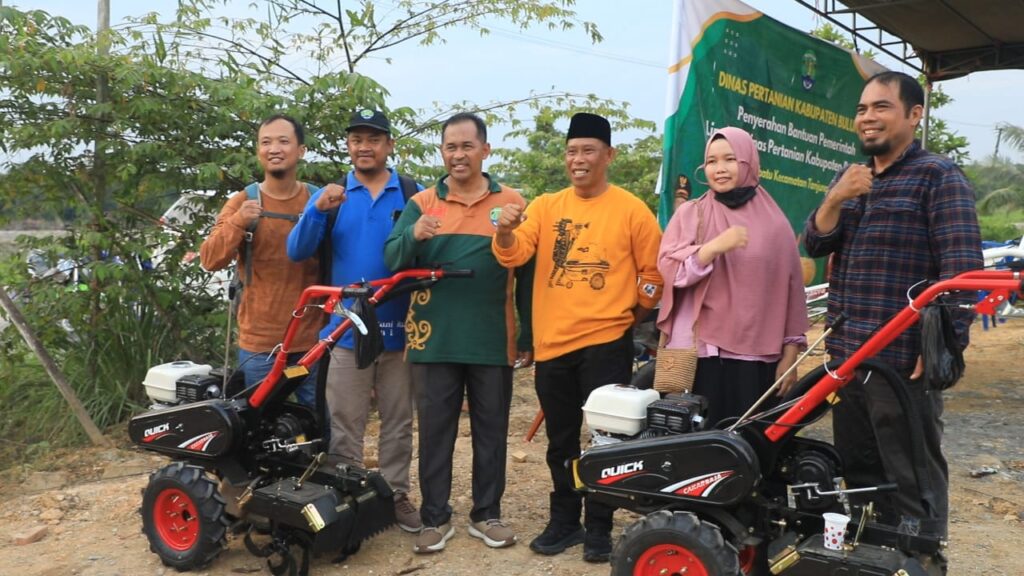 Bupati Bulungan saat membagikan peralatan mekanis penunjang pertanian, di wilayah Salimbatu.